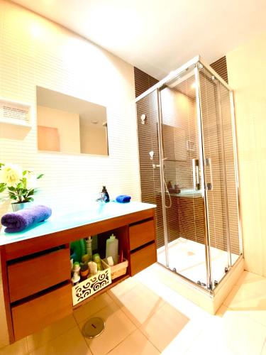 a bathroom with a shower and a sink at Zenit marina village Olhao T2 appartement in Olhão