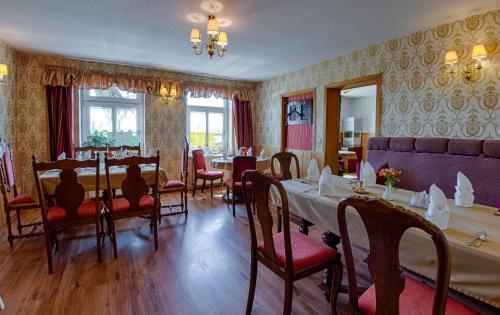 a dining room with a table and chairs at Hotel & Restaurant Landhaus Hönow in Hönow