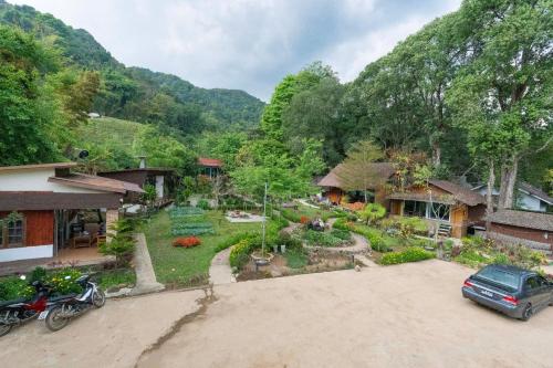 an aerial view of a house with a garden at อินทนนท์ขุนเล่าลือ in Ban Na Yang