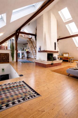 Romantisches Dach-Loft im Zentrum mit Terasse I 100qm I Self Checkin