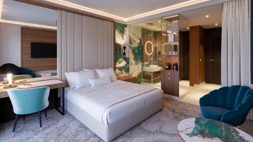 ein Schlafzimmer mit Bett und Schreibtisch und ein Zimmer mit Schreibtisch in der Unterkunft Glory Resort in Baile Felix
