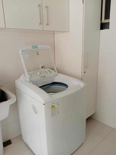 a washing machine with its door open in a bathroom at Casa Compartilhada na CBF, granja comary in Teresópolis