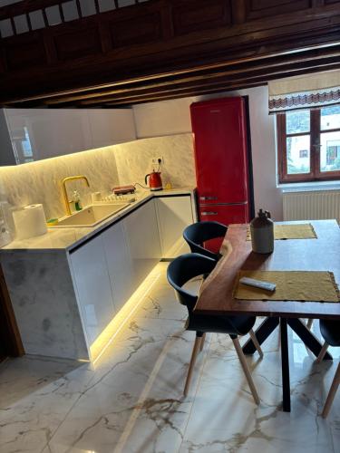 eine Küche mit Spüle und einem Tisch mit Stühlen in der Unterkunft Plagia Luxury Suites in Skyros