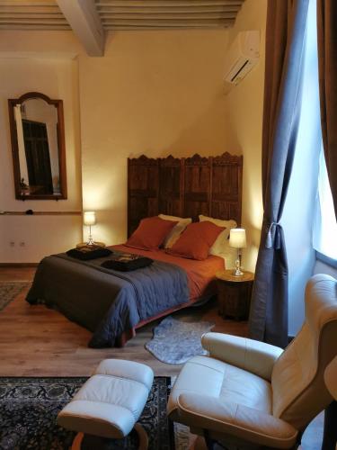 a bedroom with a large bed and a mirror at chambres d'hôtes l'atrium in Orange