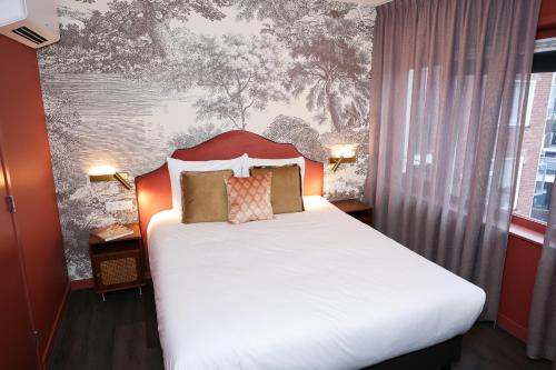 a bedroom with a white bed with a red headboard at Hotel Steeds aan Zee in Katwijk aan Zee