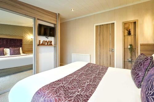 Enzo's Lodge with Hot Tub photo 18