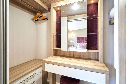 Enzo's Lodge with Hot Tub photo 19