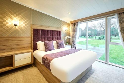 Enzo's Lodge with Hot Tub photo 5