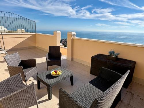 Duplex avec Jacuzzi, piscine, terrasses et vues a 180º sur la mer