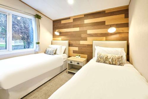 Peace Lodge with Hot Tub photo 8