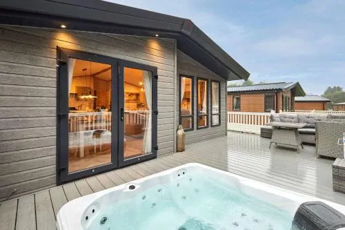 Peace Lodge with Hot Tub photo 1