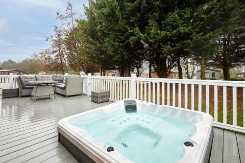 Peace Lodge with Hot Tub photo 22