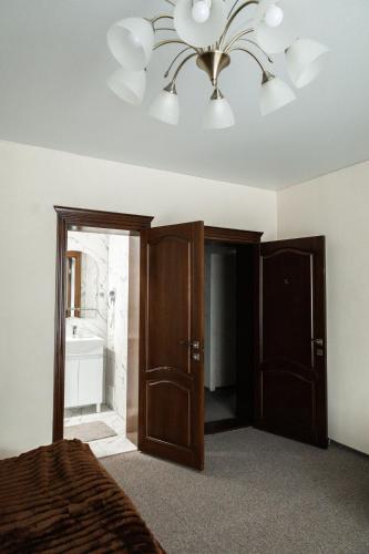 a bedroom with a bed and a ceiling fan at готель-ресторан Дубок in Kvasy