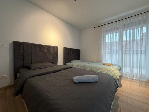 Rúm í herbergi á Large Apartment 3
