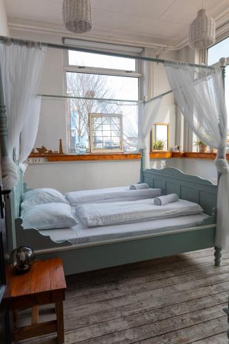 a bedroom with two beds and a window at BBgebouw39 - op de Rijkswerf in Den Helder