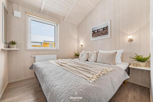 a bedroom with a large bed and a window at Ferienhaus Brocken - Sankt Andreasberg im Harz in Sankt Andreasberg
