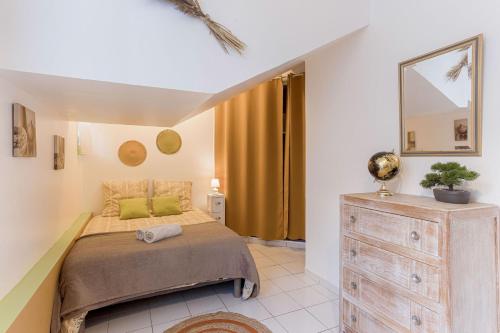 La Maison Fleurie by Halldis