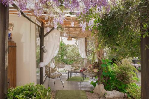 La Maison Fleurie by Halldis