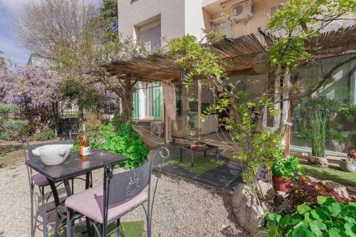 La Maison Fleurie by Halldis