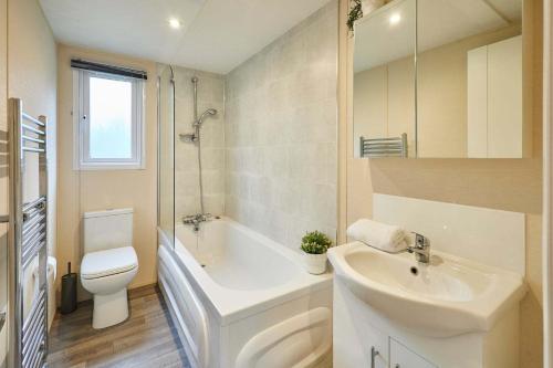 Woodpark Lodge with Hot Tub photo 4