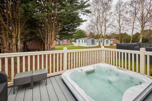 Woodpark Lodge with Hot Tub photo 10