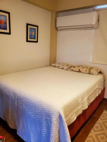 una camera da letto con due letti e aria condizionata di Apartamento parcha a Culebra