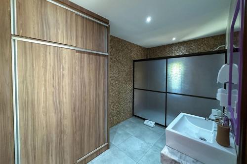 a bathroom with a toilet and a sink and a shower at Dos Lunas Aparthotel in J. E. Estigarribia