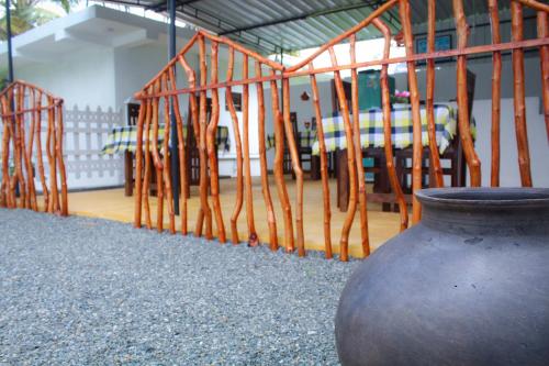 un grande vaso seduto di fronte a un gruppo di sedie di Paddy Field View Resort a Mirissa