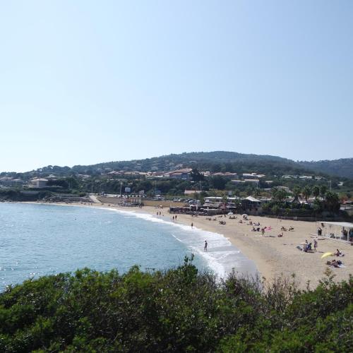 a beach with a bunch of people on it at Villa Perle De La Mer in Saint-Aygulf