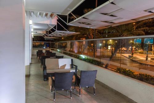 Un restaurante u otro lugar para comer en Blu Hotel by Tamaca