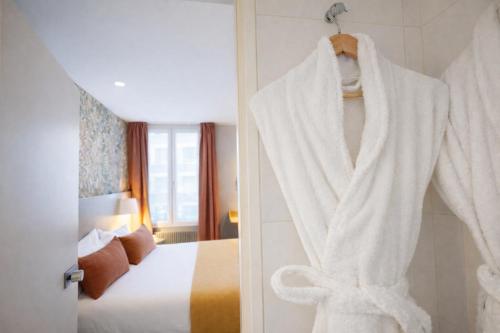 Postel nebo postele na pokoji v ubytování Parici Hôtel Boulogne Billancourt