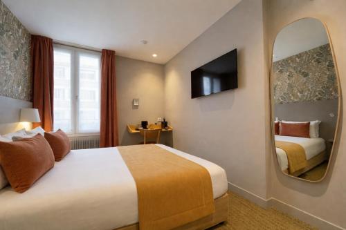 Postel nebo postele na pokoji v ubytování Parici Hôtel Boulogne Billancourt