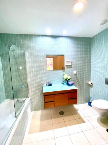 a bathroom with a sink and a shower and a toilet at Zenit marina village Olhao T2 appartement in Olhão