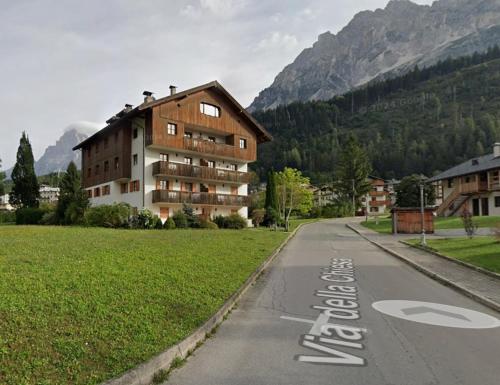 an empty road with a house in the mountains at Botton d'oro in Borca di Cadore