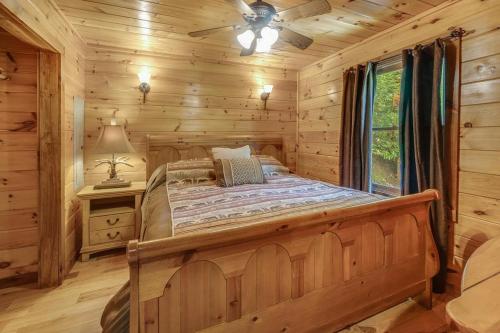 a bedroom with a bed in a log cabin at Smoky Elk in Whittier