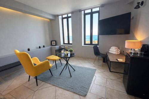 Endless blue suites 4