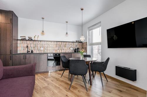 Mirror Garden Apartment - Private Garden, 15 min to Old Town & Beach