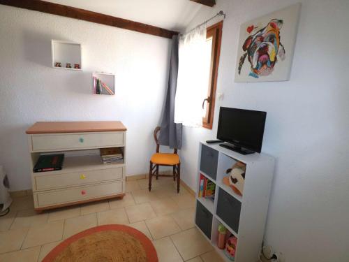 Charmant Duplex Climatisé, 2 Pièces avec Mezzanine, Parking et Terrasse, Proche Mer et Commerces