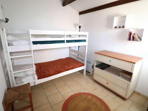 Charmant Duplex Climatisé, 2 Pièces avec Mezzanine, Parking et Terrasse, Proche Mer et Commerces