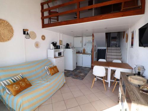 Charmant Duplex Climatisé, 2 Pièces avec Mezzanine, Parking et Terrasse, Proche Mer et Commerces