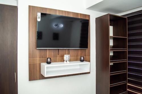 A television and/or entertainment centre at Loft Smart Mgta