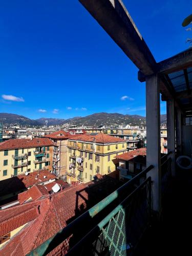 una vista della città dal balcone di un edificio di Rossetti 8 a Rapallo