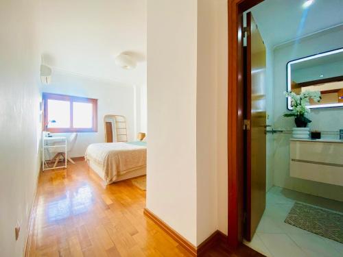 a room with a bedroom with a bed and a window at Colinas do Cruzeiro Residence Odivelas in Odivelas