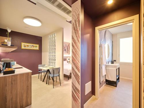 a kitchen and dining room with a table and a sink at Residence Al Centro in Pescantina