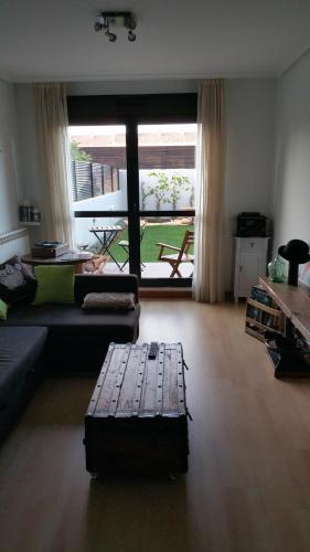 salon z kanapą i stołem w obiekcie Poesia y Vino w mieście Lardero