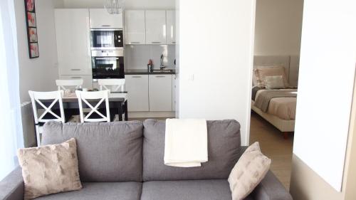 a living room with a couch and a kitchen at koechi in Magny-le-Hongre