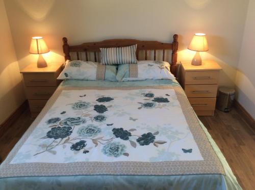 - un lit dans une chambre avec 2 tables de nuit dans l'établissement Kilmore Quay Castleview II, à Kilmore Quay