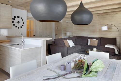 cocina y sala de estar con mesa y sofá en Val de Ruda Luxe 32 by FeelFree Rentals, en Baqueira Beret