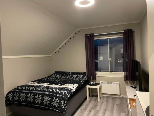 a small bedroom with a bed and a window at Villa Aurora in Alta