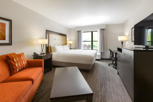 a hotel room with a bed and a couch at Branson Hillside Hotel in Branson